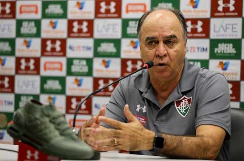 Oliveira não antecipa escalação, mas admite escalar time mais ofensivo