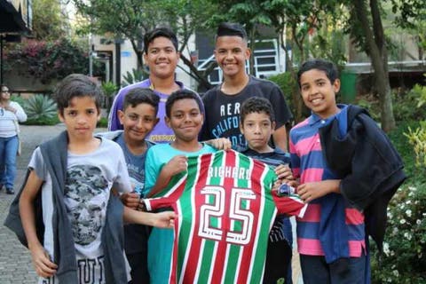 Volante do Fluminense doa camisa para projeto social em São Paulo
