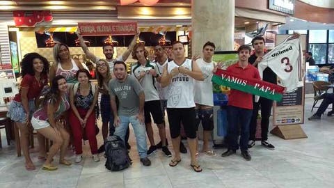 No desembarque no Rio, Fluminense é recebido por torcedores no aeroporto