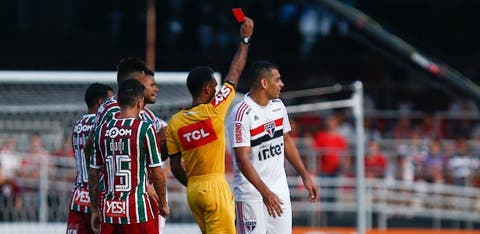 Julgado por simulação em lance de expulsão do Diego Souza, Léo é absolvido