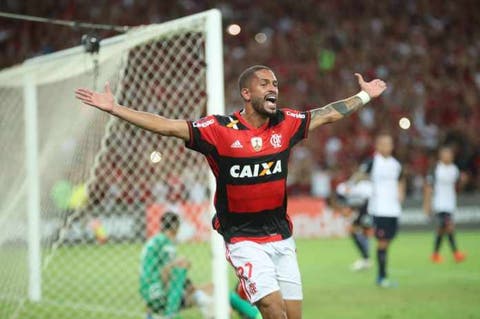Volante do Flamengo é oferecido, Flu se interessa, mas negociação não avança