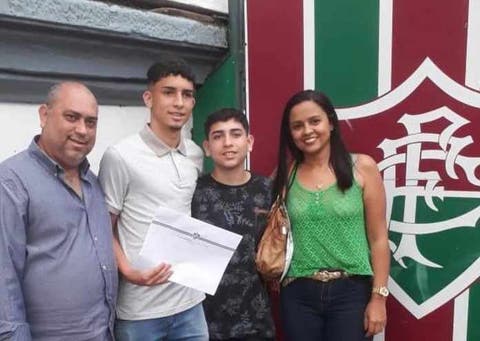 Zagueiro da base do Fluminense assina primeiro contrato profissional