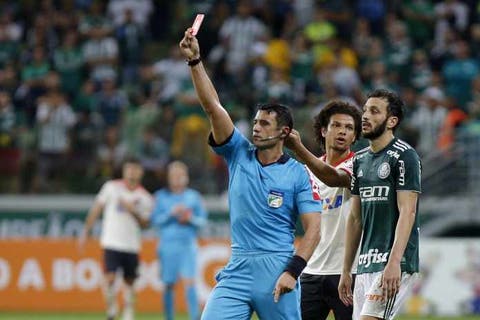 Árbitro escalado para Palmeiras x Fluminense é recordista de cartões vermelhos no Brasileirão