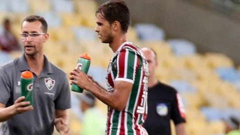 Goiás anuncia contratação de zagueiro do Fluminense