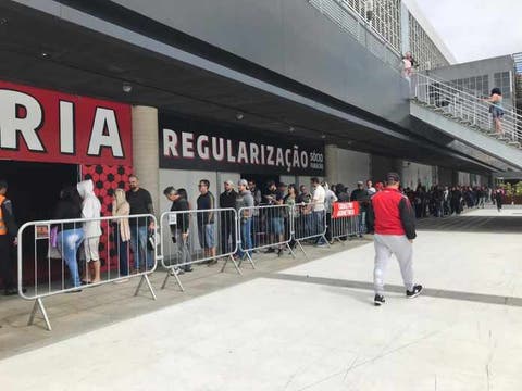 Torcida do Atlético-PR esgota ingressos promocionais para semifinal contra o Flu