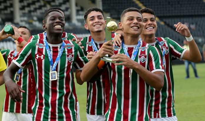 Capitão da equipe sub-17, volante não escapa de brincadeiras dos atletas