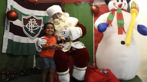 Papai Noel visita Laranjeiras e anima crianças no Parque Infantil