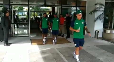 Vídeo - Delegação do Fluminense já está a caminho do estádio Mané Garrincha