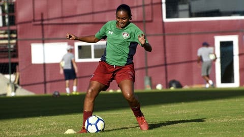 Meia e capitã do Fluminense analisa rumos do futebol feminino no Brasil