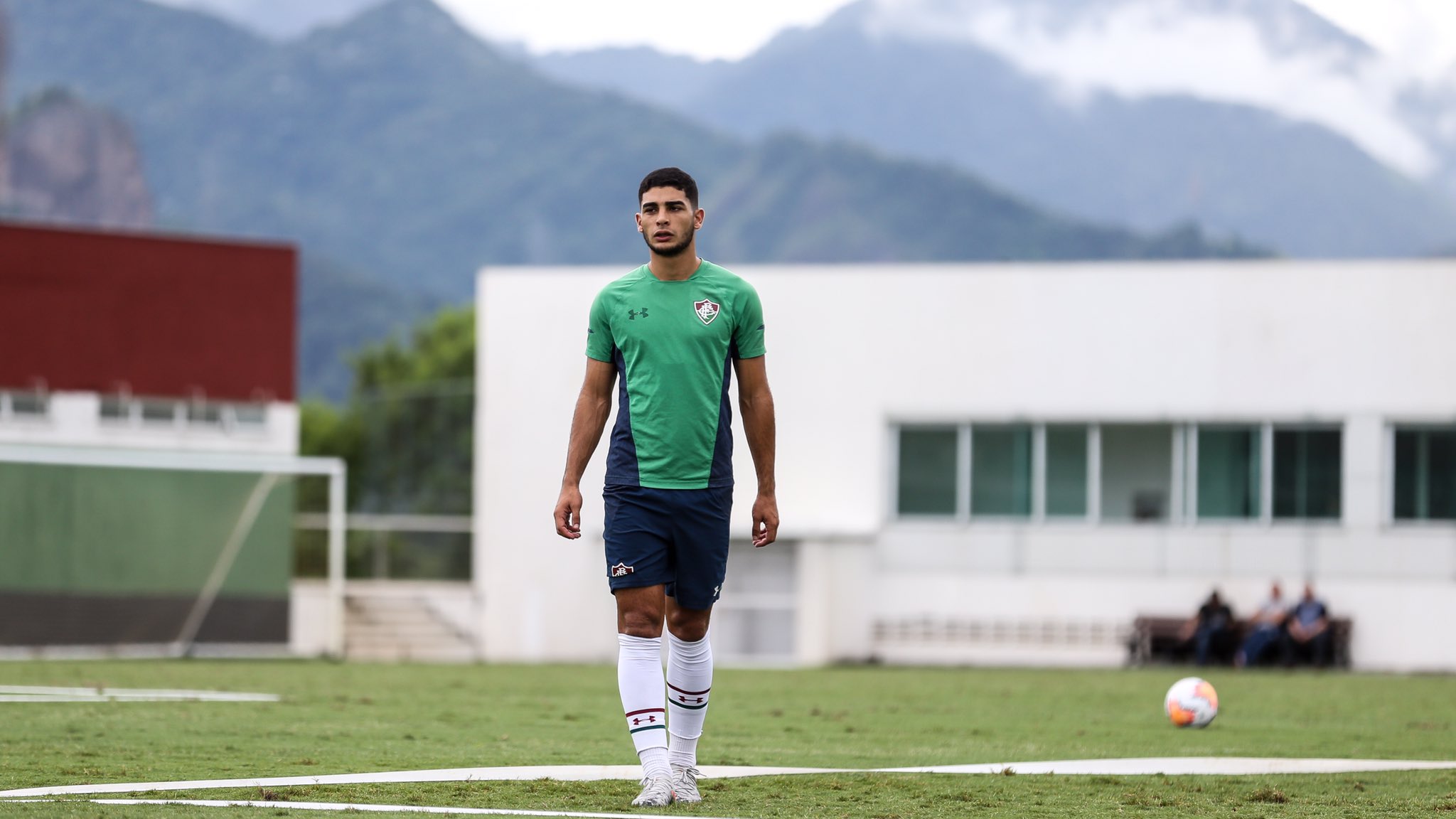 Michel Araújo chega na noite desta quinta-feira para fechar com o Flu;  imprensa local aprova contratação - Lance!