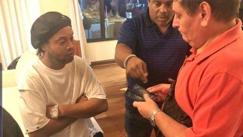 Ex-jogador com passagem pelo Flu, Ronaldinho é detido no Paraguai