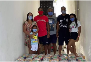Ex-atacante do Fluminense doa cem cestas básicas em Olinda