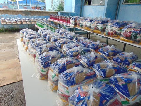 Ganso e outros jogadores doam toneladas de alimentos a moradores de São Gonçalo