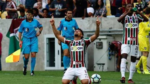 Na Grécia, Douglas revela desejo de voltar ao Fluminense no futuro