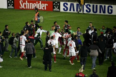 Edinho recorda briga em jogo da Libertadores de 2011 e entrega