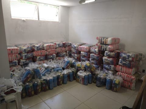 Ex-Flu, João Pedro doa cestas básicas para 58 famílias de funcionários de Xerém