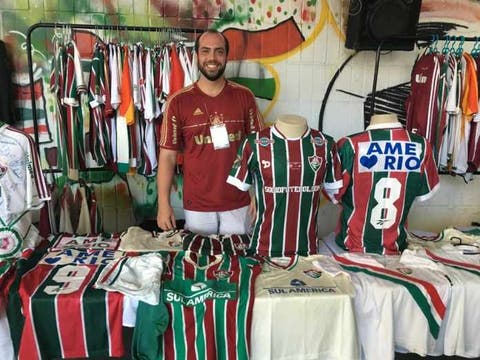 Torcedor tricolor apresenta acervo com mais de 600 camisas do Fluminense