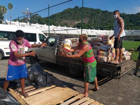 Flu inicia doação de cestas básicas arrecadadas com ação de Fred