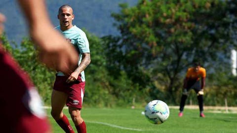 Titular ou reserva, Calegari se diz pronto para ajudar o Fluminense