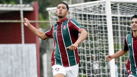 Samuel celebra renovação de contrato com o Fluminense
