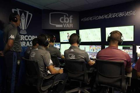 Fifa proíbe divulgação de diálogos do VAR durante as partidas