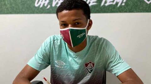 Volante assina primeiro contrato profissional com o Fluminense