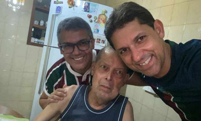 Faixa estendida em jogo do Flu mostra amor entre pai e filho e luta pela vida