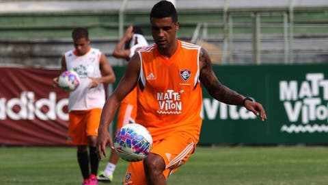 Ex-lateral do Fluminense é dispensado pelo Cruzeiro e acerta com novo clube