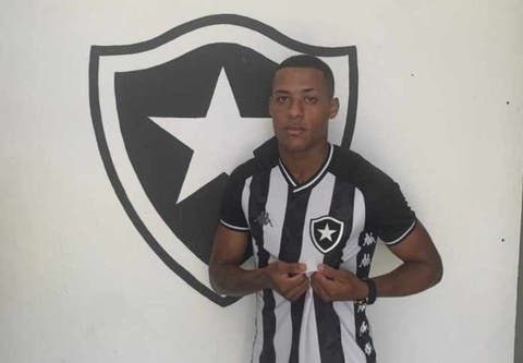 Botafogo contrata atacante dispensado pelo Fluminense