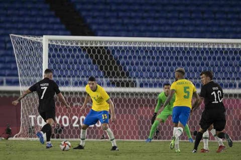 Com show do ex-tricolor Richarlison e Nino titular, Brasil estreia com vitória