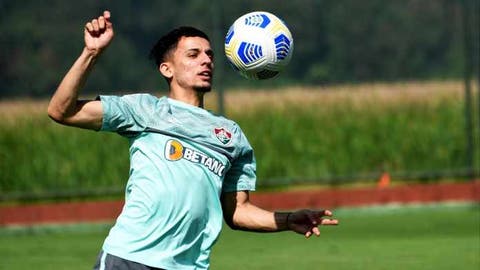 Gabriel Teixeira volta a treinar com bola em campo