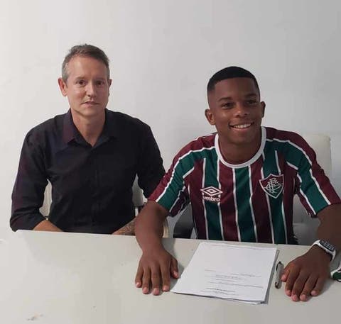 Meia do sub-17 assina primeiro contrato profissional com o Fluminense