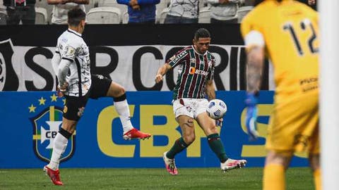 Uram defende Danilo Barcelos no lance do gol do Corinthians