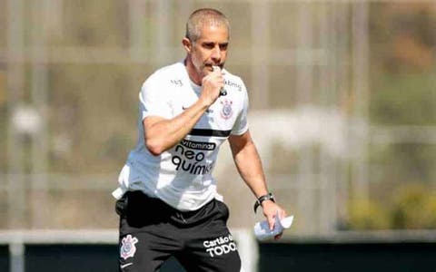 Em treino visando ao Flu, Sylvinho poupa dupla de meias do Corinthians