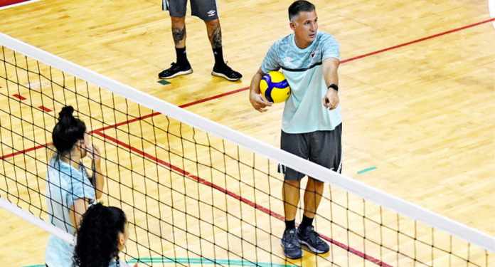 Técnico do time feminino de vôlei do Flu projeta próximo desafio na  Superliga - Fluminense: Últimas notícias, vídeos, onde assistir e próximos  jogos