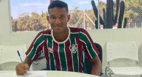 Zagueiro assina primeiro contrato profissional com o Fluminense