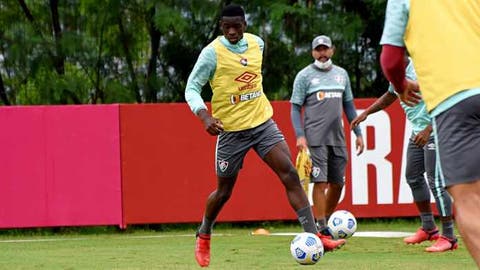 Luiz Henrique treina com bola e aumenta possibilidade de volta no domingo