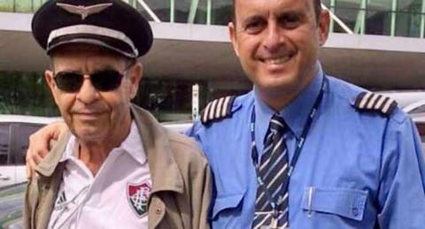 Piloto de avião tricolor ganha camisa do Fluminense autografada por Fred