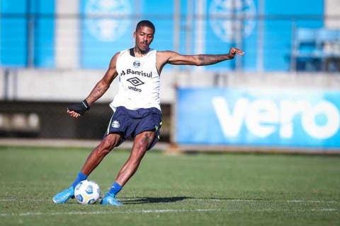 Grêmio segue em negociações com o Alavés por Jean Pyerre, alvo do Flu