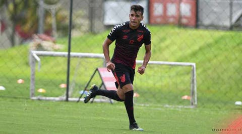 Fluminense faz proposta por lateral do Athletico, diz site