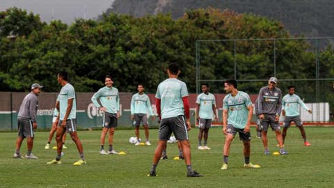 Fluminense quita salário de novembro e acerta direitos de imagem com jogadores