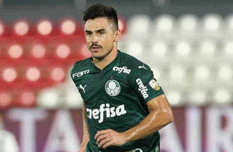 Dirigente do Santos confirma desistência por Willian, a caminho do Fluminense