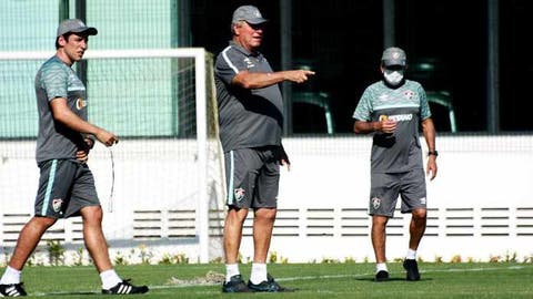 Dirigente explica contrato diferente de Abel Braga com o Fluminense