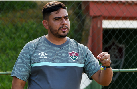 Fluminense anuncia desligamento de auxiliar técnico