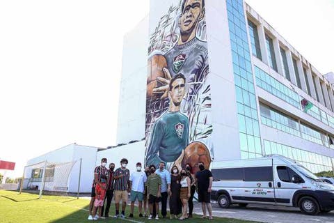 Artista revela emoção por apresentar mural do CT a familiares de Castilho