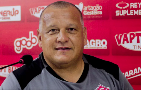 Ex-zagueiro do Flu faz história como técnico no futebol baiano e acerta com o Altos-PI