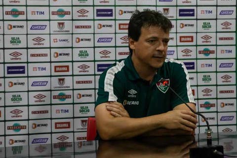 Diniz chega ao Rio para formalizar renovação com o Fluminense e acelerar planejamento