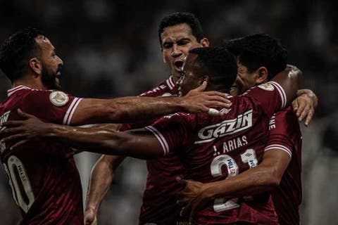 Do Catar, Cano recorda excelente temporada pelo Fluminense e exalta Diniz e companheiros