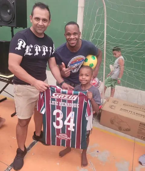 No Dia das Crianças, ex-tricolor Luiz Henrique promove ação social