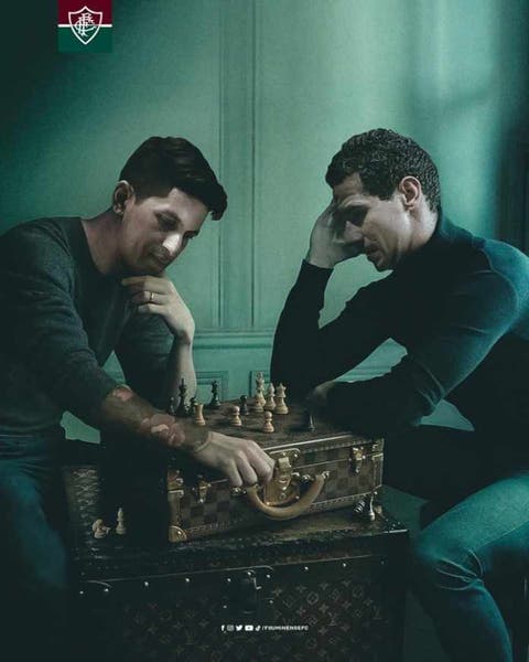 A imagem de Cristiano Ronaldo e Messi a jogarem xadrez um contra o